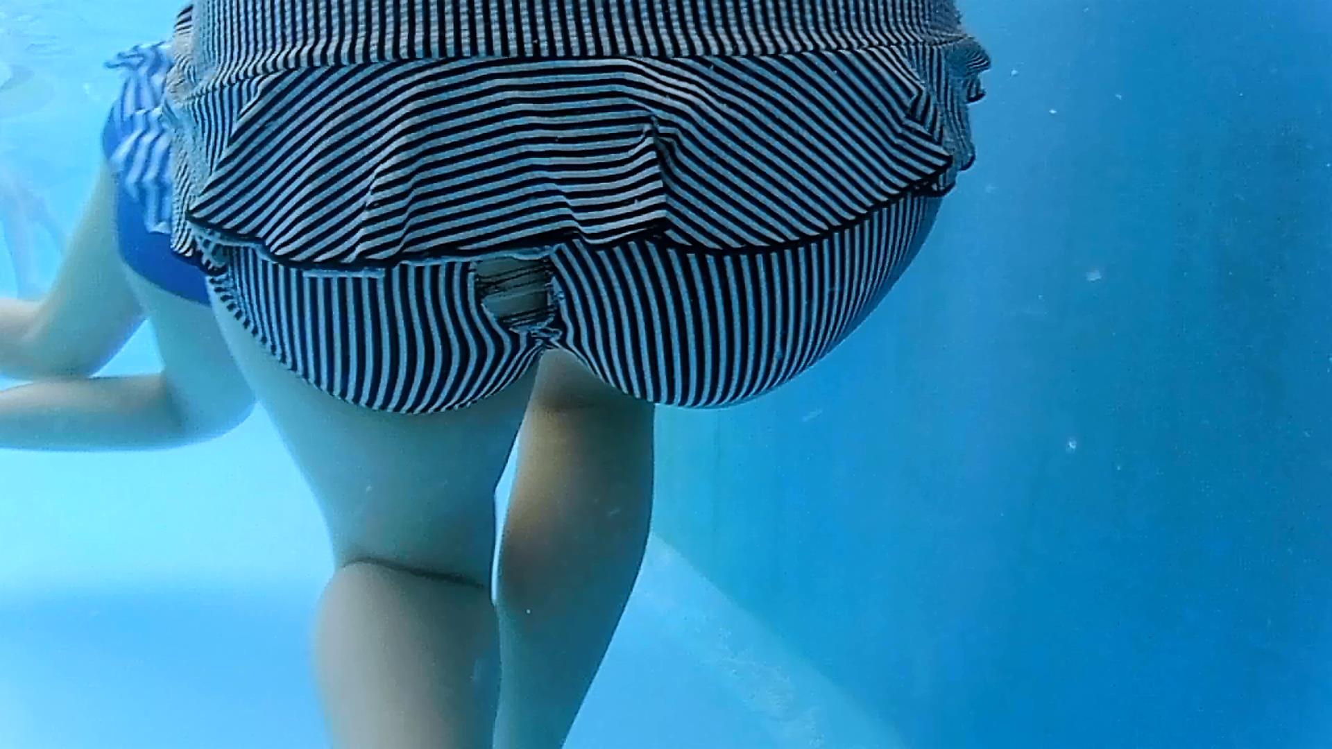 奇跡！穴あき水着！！【HOK 10】プールのビキニ水着ハミ尻大集合vol.10