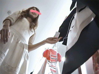 148 店員さんの白いパンツを覗き見る