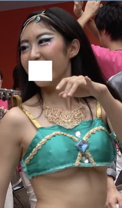 可愛いダンサーちゃんのブラ衣装が徐々にずり上がり、下乳ハミのハプニング♪