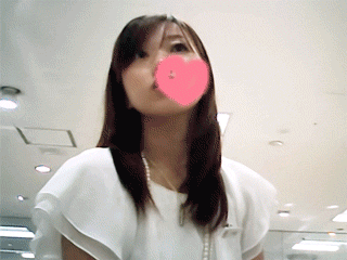 169 薄茶スカ白パンツの店員さん