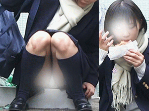 お座り女子校生　さりげなくパンティが見えてしまう