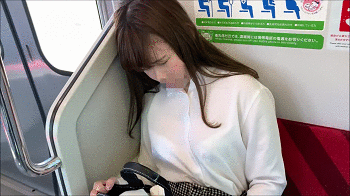 【電車おっぱい痴漢】トップアイドル級の美女がうとうとしていたのでおっぱい悪戯しちゃいましたw乳首もコリコリww