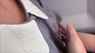 【電車おっぱい痴漢】一目で可愛いと断言できる女性のおっぱいにイタズラしまくり！！乳首チラしたまま放置して降車www