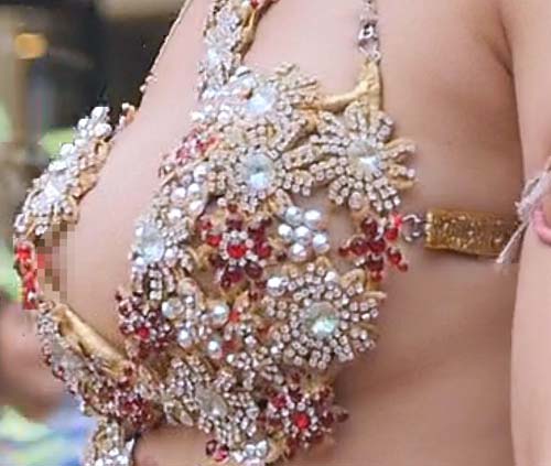 サンバで猛烈に腰振り乳輪はみ出し