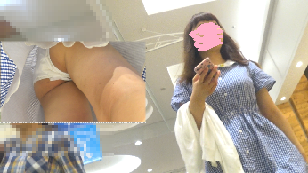 エロ度◎ロリ顔。ワンピミニスカートJD。しゃがみ、エスカ、靴履き、逆さのオンパレード。純白生P。顔出し。