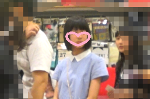 超かわいい。アイドル級。ロリっこ。〇C。ワンピース。前かがみ。逆さ撮り。パンチラ。顔出し。