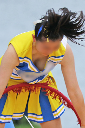 【オリジナル撮影200枚】衣装が大きいうえにノーブラで胸元が緩くていろいろ見えています JK風 チア写真集26