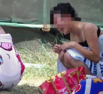 海辺の風景５５　屋外お着替え０９　人がいても2人で楽しく