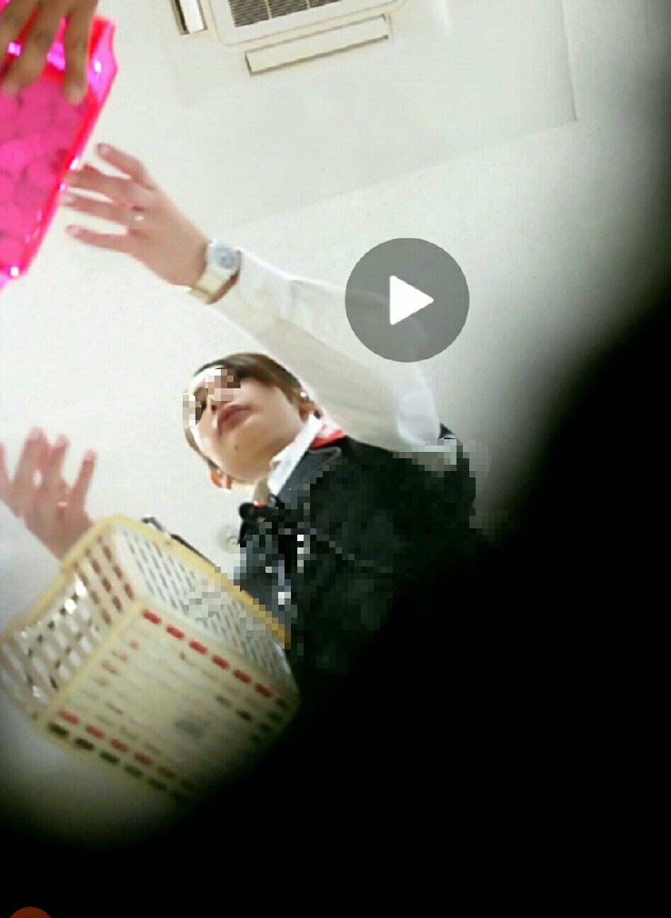 ハーフ顔　トリンドル玲奈激似　超美人店員　逆さ撮り　 パンツ丸見え 美脚＆お尻丸見え　色白　フロント