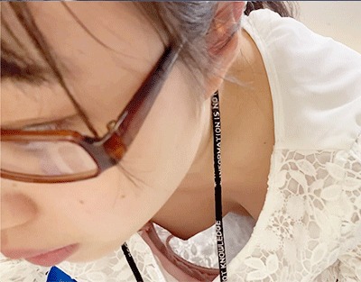 【店員浮ブラ接客】服屋の店員さんにコーディネートの相談しつつ前かがみで乳首がちらり