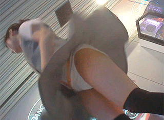 【ダンスパンチラ】会社の清楚系の後輩がダンスゲームに夢中になっているところをローアングルで撮影してきた